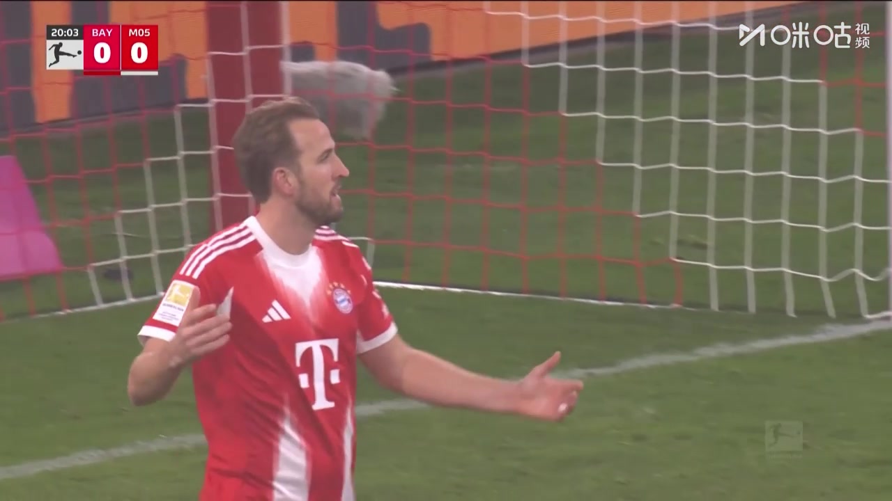 奥利塞送精准传中！凯恩近距离头球攻门被神勇扑出！