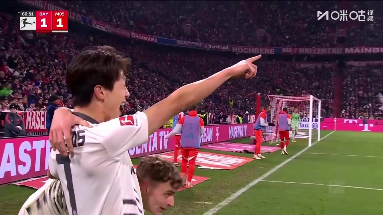 你敢信？拜仁主场1-2遭美因茨反超！李在城前插禁区飞身头球破门