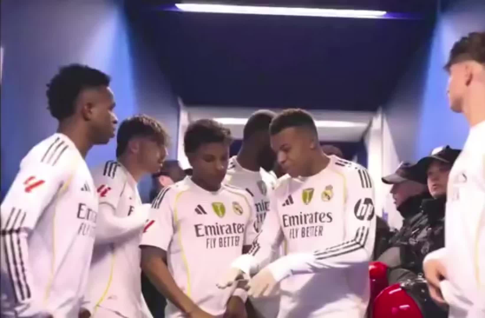 [赛事瞬间]听哥➡️的准没错下半场开始前，⚾姆巴佩在球员通道指导罗德里戈