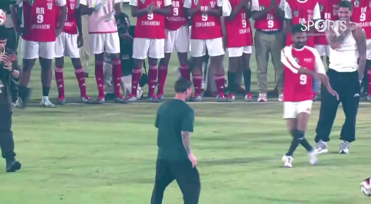 [有道理嘛?]太紧张啦！印度地方官员给梅西传个简单的球都传歪