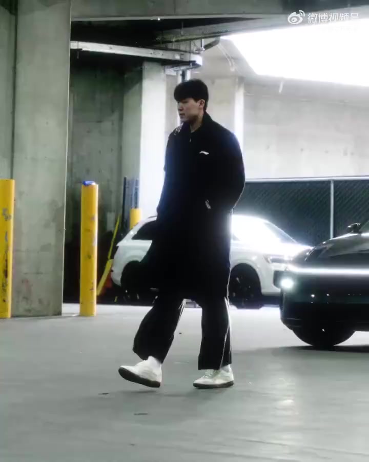 整这么帅的？！杨瀚森抵达球馆，一身黑大衣+粉色小书包~