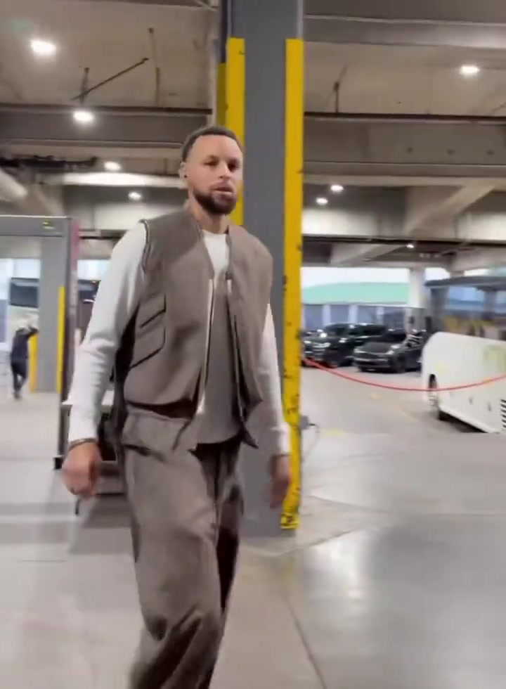 【快速回放】勇士客⚾场开拓者，库里抵达➡️球馆状态轻松