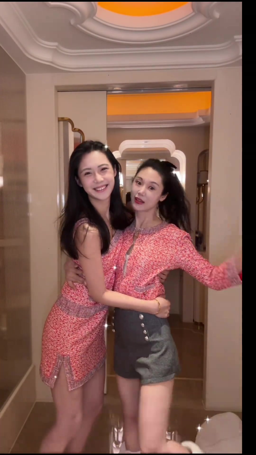 很年轻啊！女篮卓识与妈妈合拍：和妈妈一起过圣诞啦~~