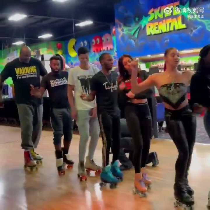 奥尼尔真的是什么都会玩！有一说一这几个美女身材不错~