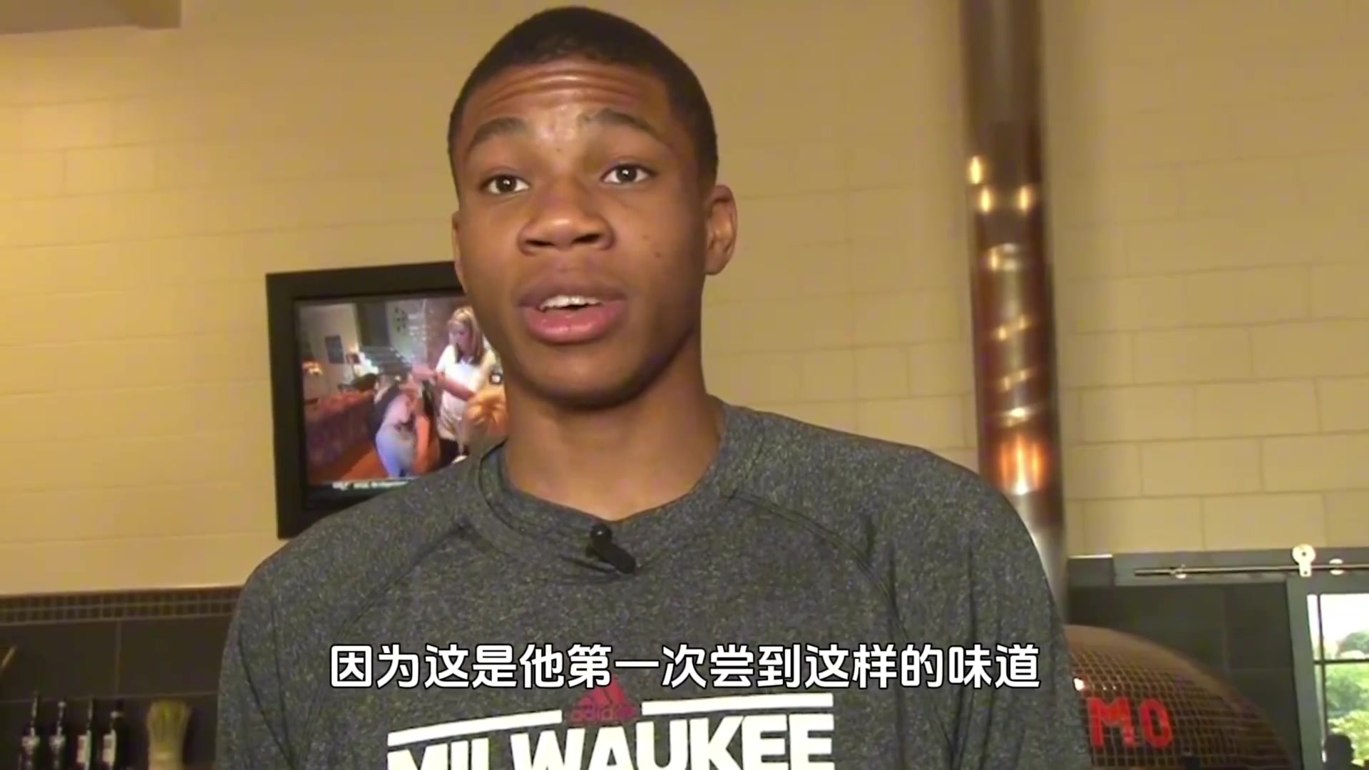 他扫空球队矿泉水！字母哥的“抠门”，是一种深入骨髓的感恩！