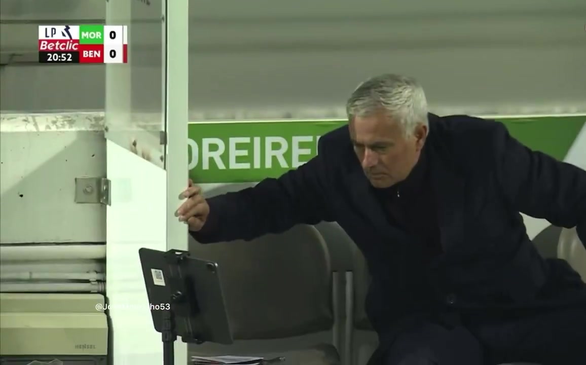 [高光时刻]✨穆里尼奥抗议裁判判罚并观看回放，这一幕看着有点