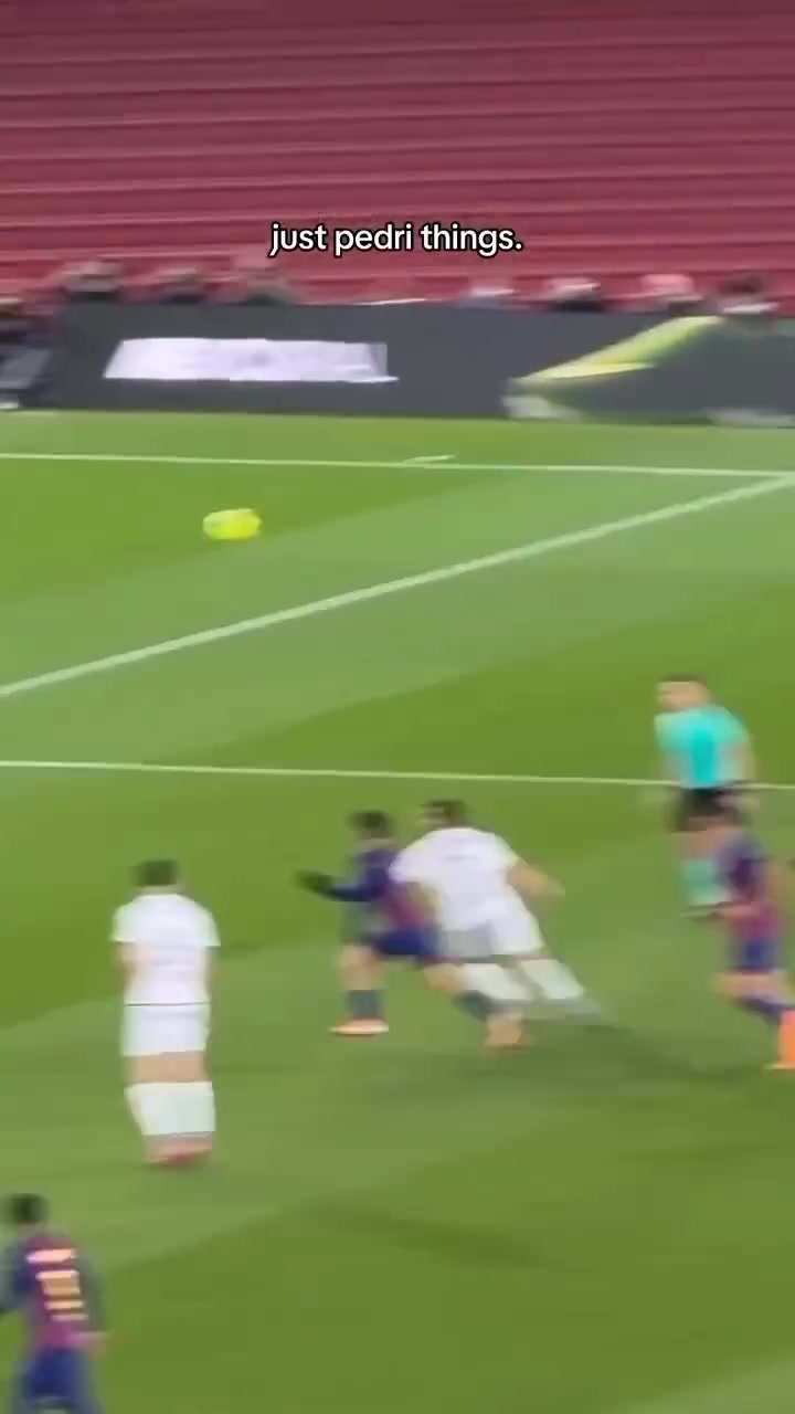 【足球】常规操作！现场直拍佩德里创造力和沉稳兼具的中场技巧！