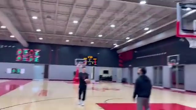 【推荐】秘密武器？亚当斯底角三分12中10！发力还挺流畅的！