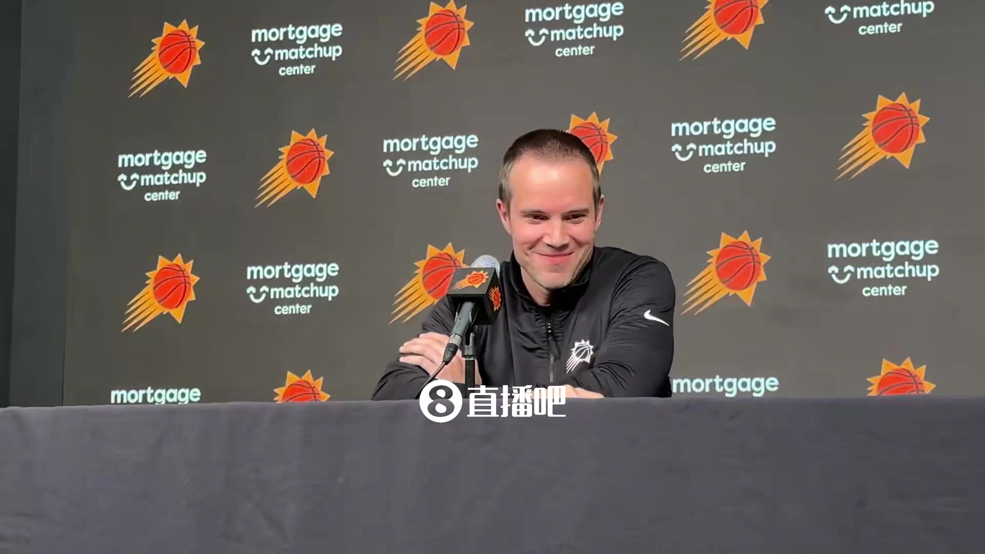 【精选观赛视频】无奈？太阳主帅赛后被问✌️詹姆斯最后时刻造犯