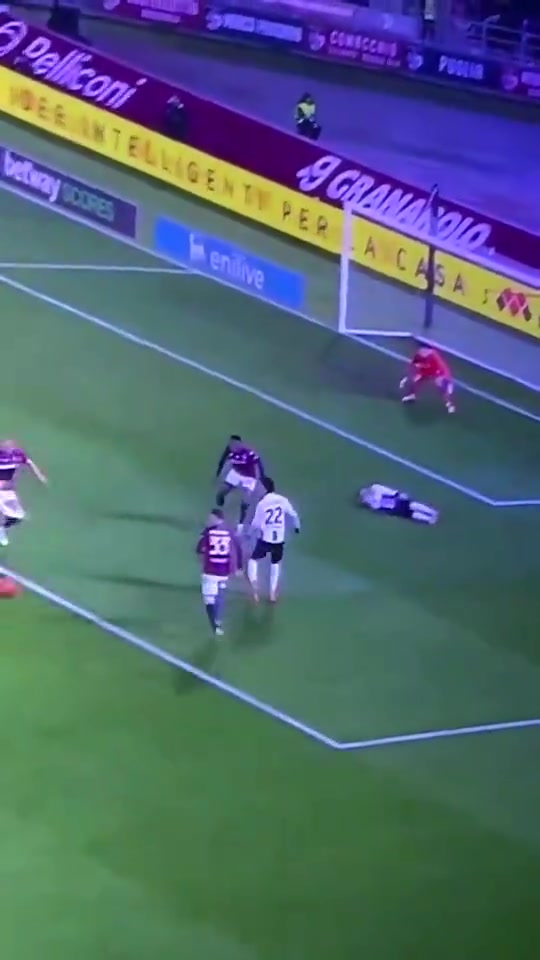 【你怎么看？】恶意！小孔塞桑惨遭对手粗暴抱摔砸地！卧槽意甲这