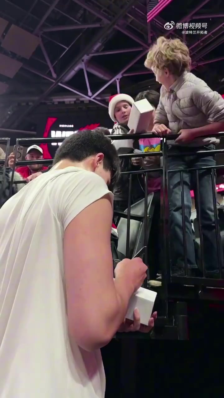 [视频]今天没上场！小球迷拿到杨瀚森的签名后，显得十分激动