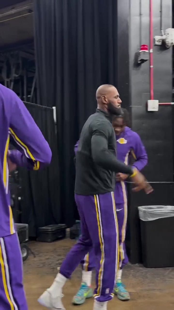 [有道理嘛?]湖人四连客第一场对阵太阳，赛前詹姆斯和队友做出