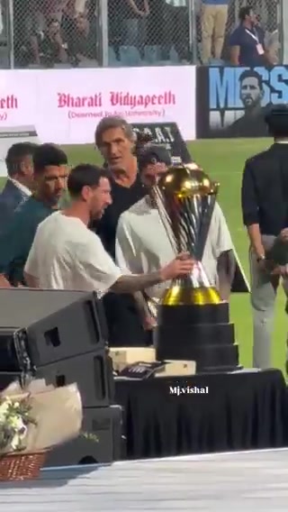 [今日视频]是不是比大力神杯沉梅西掂了掂活动比赛奖杯，和苏牙一顿唠嗑