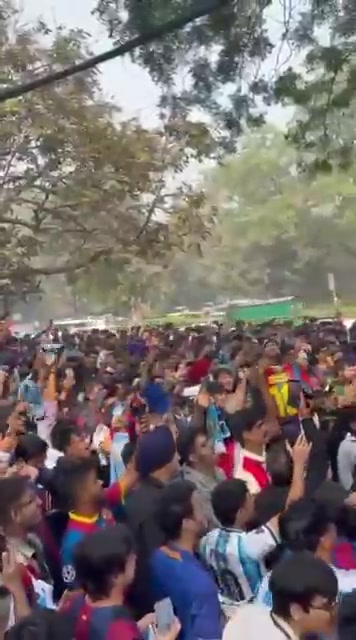 【推荐】疯狂的印度球迷等待梅西到来，现场不少人穿着阿根廷或巴