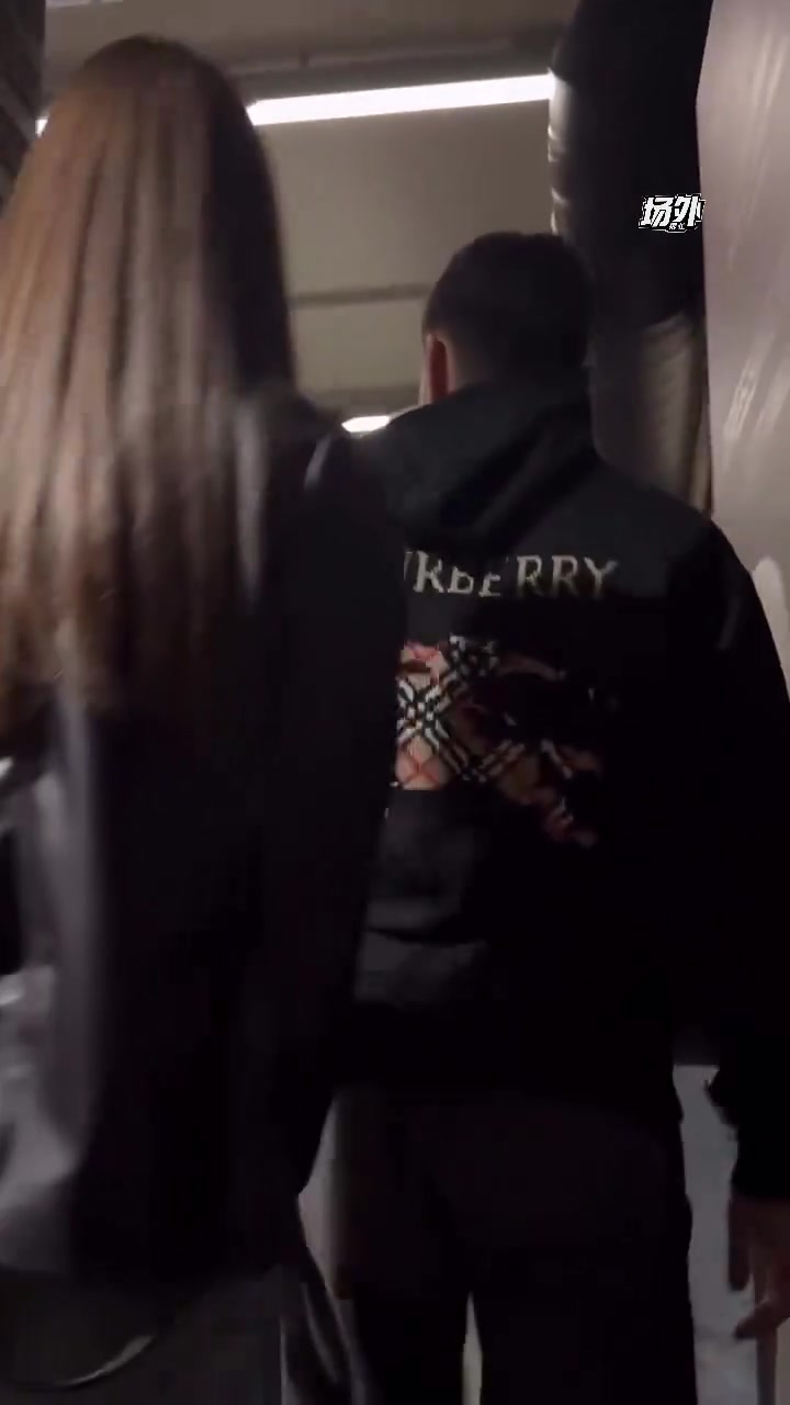 【你怎么看？】佩德里谈恋爱了？和费兰一起带着女伴拜访朋友