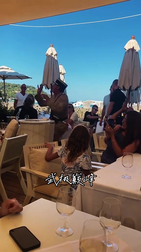 【超清赛事影像】“在篮❗球之神面前展➡️✨示球技～保安大叔这波操作逗乐迈克尔乔丹”