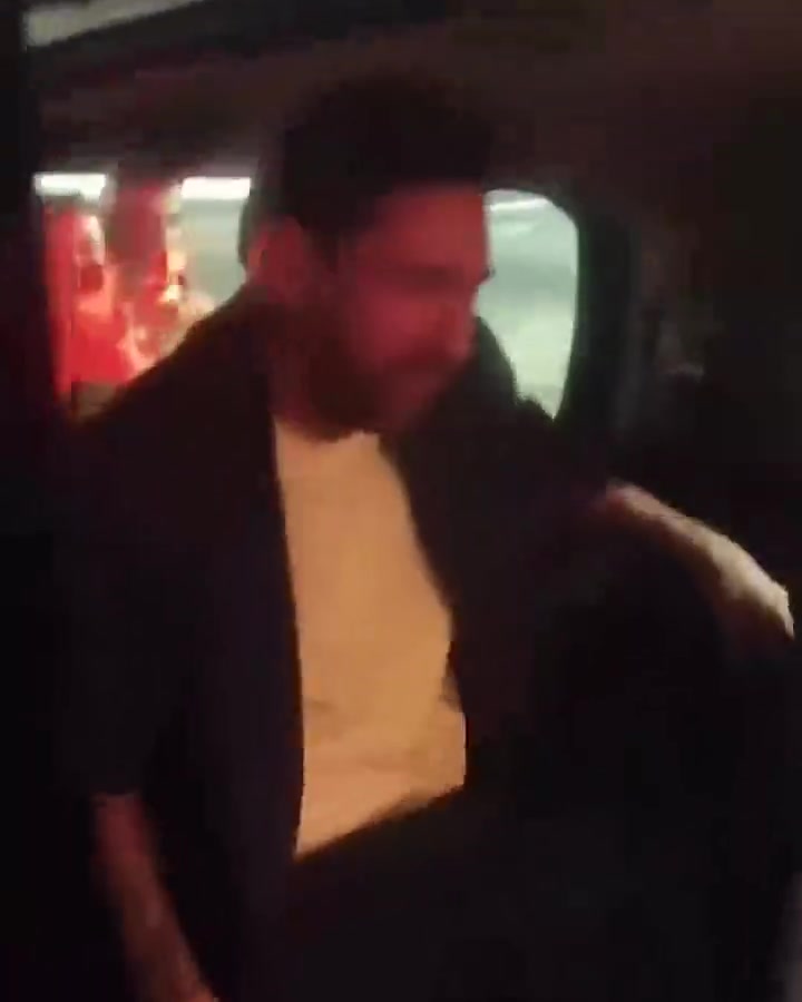 梅西和德保罗挤进一辆小车里，空间实在是太小了