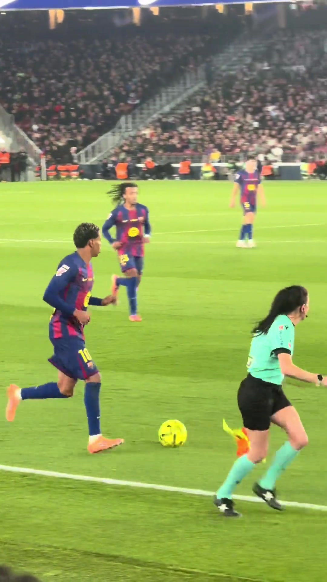 亚马尔愈发成熟了，即使遇到不公判罚也没跟裁判过多计较