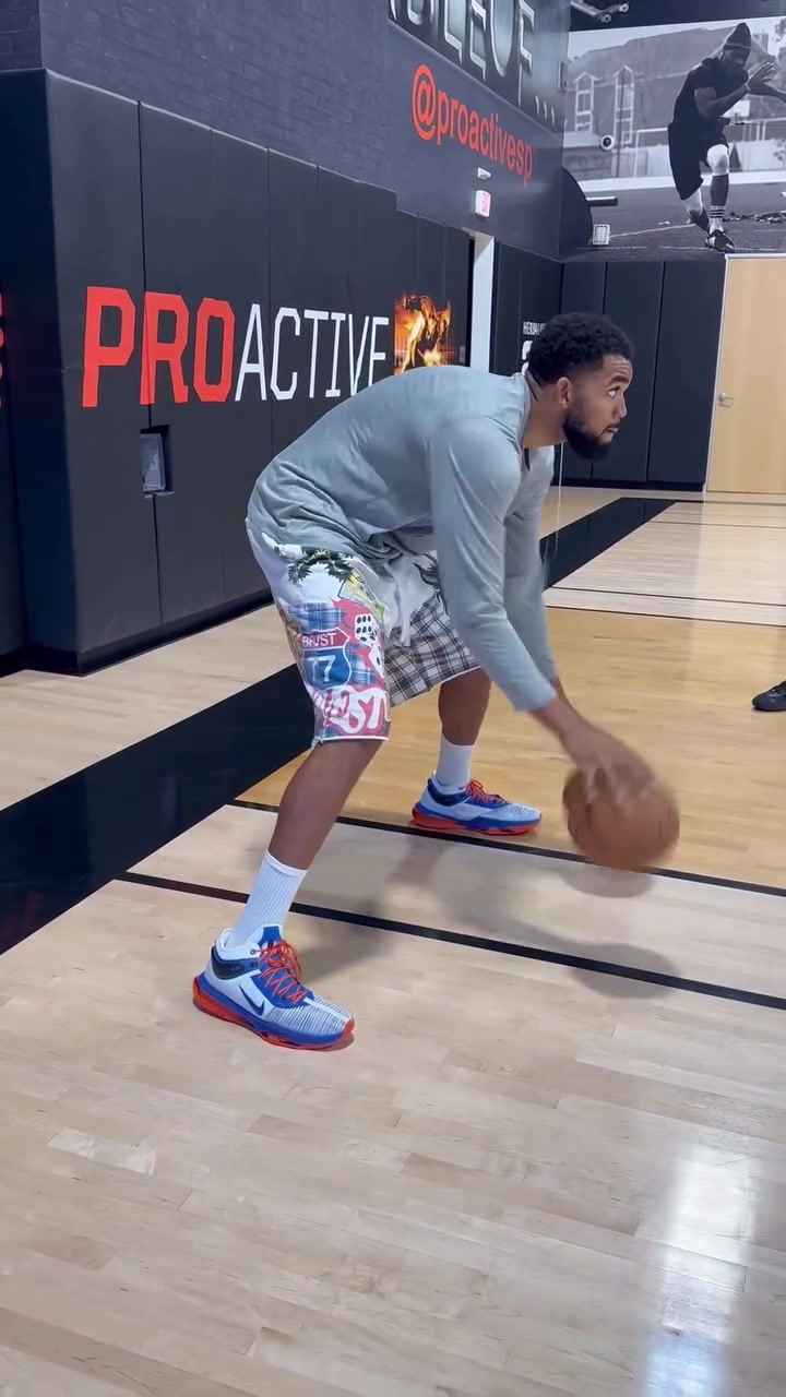 来看看唐斯这运球基本功,这手活是真的6啊! 来看看唐斯这运球基本功,这手活是真的6啊!