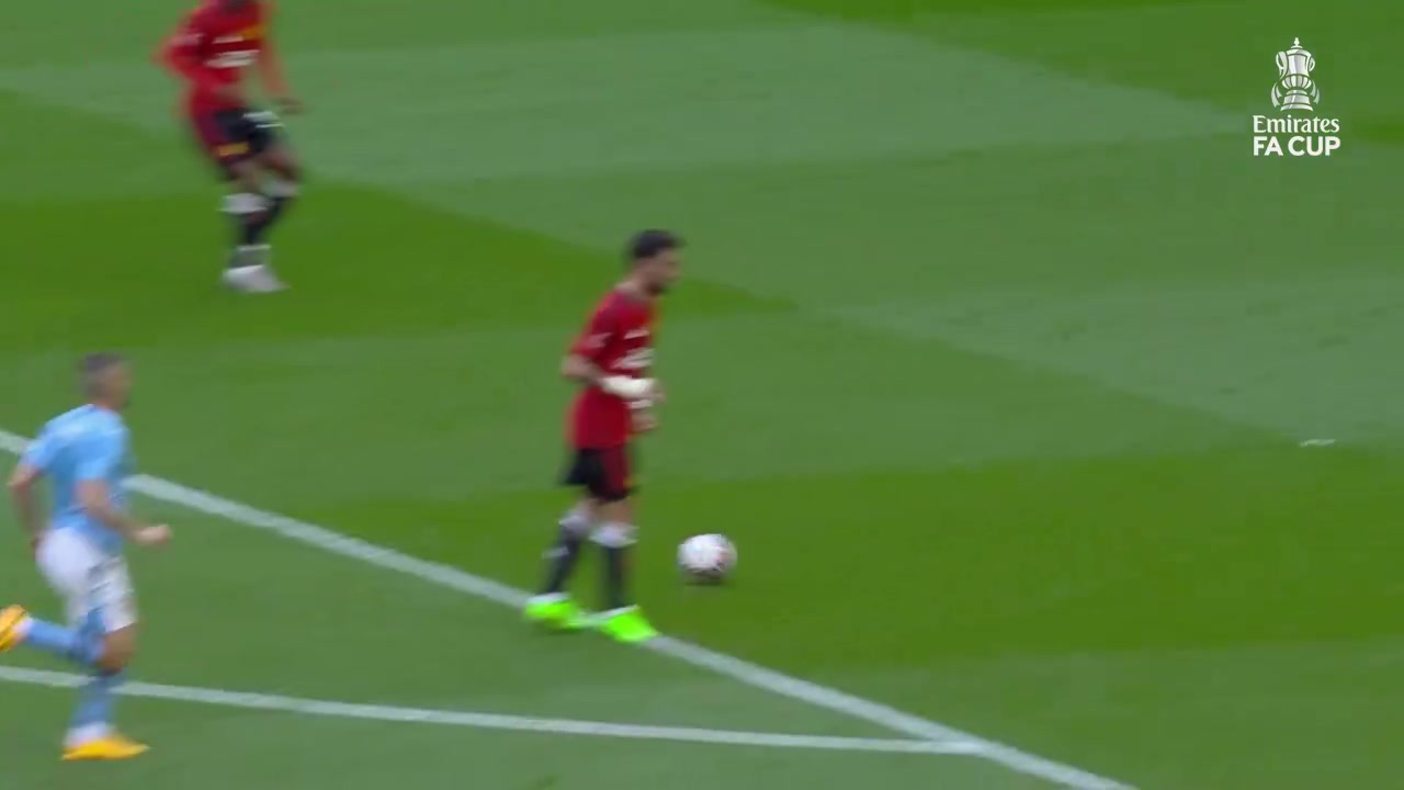 当B费给梅努传球的时候，甚至是骗过了摄像机