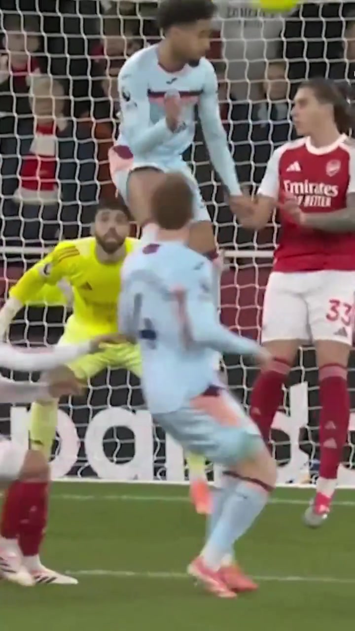 拉亚这反应也太逆天了吧！阿森纳球迷：这记扑救只能用哇塞来形容