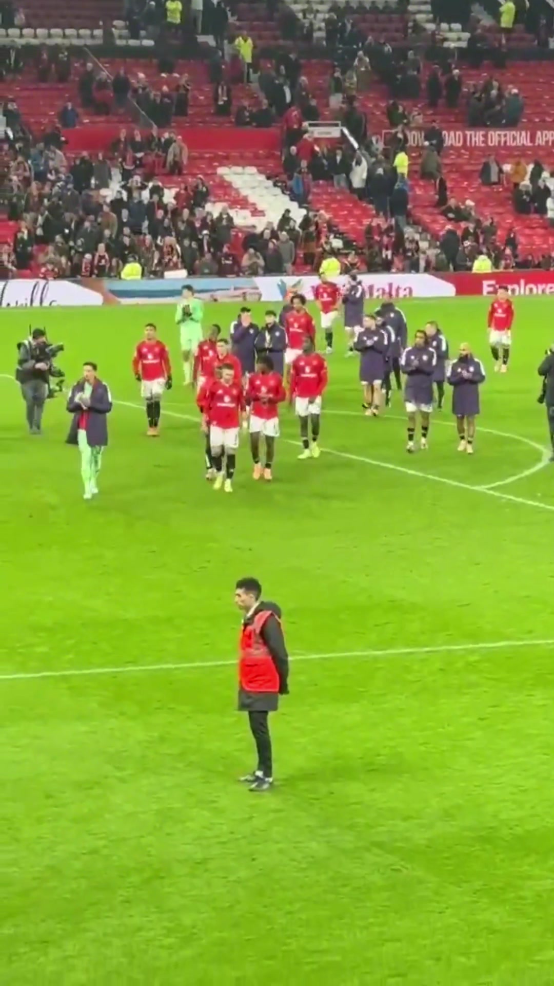 曼联球员在老特拉福德球场离场时,全场球迷报以热烈的掌声! 曼联球员在老特拉福德球场离场时,全场球迷报以热烈的掌声!