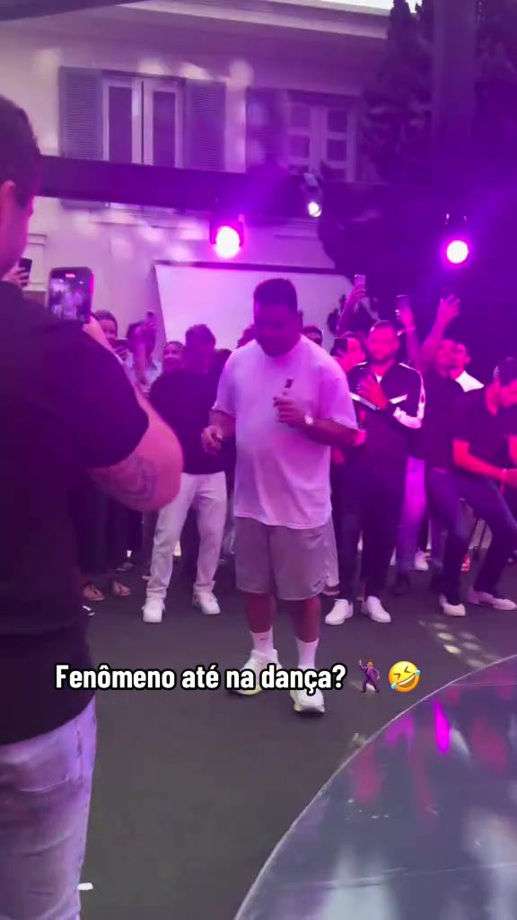 [足球]这个胖子会踢球吗？实拍：大罗在众人面前秀了一段桑巴舞