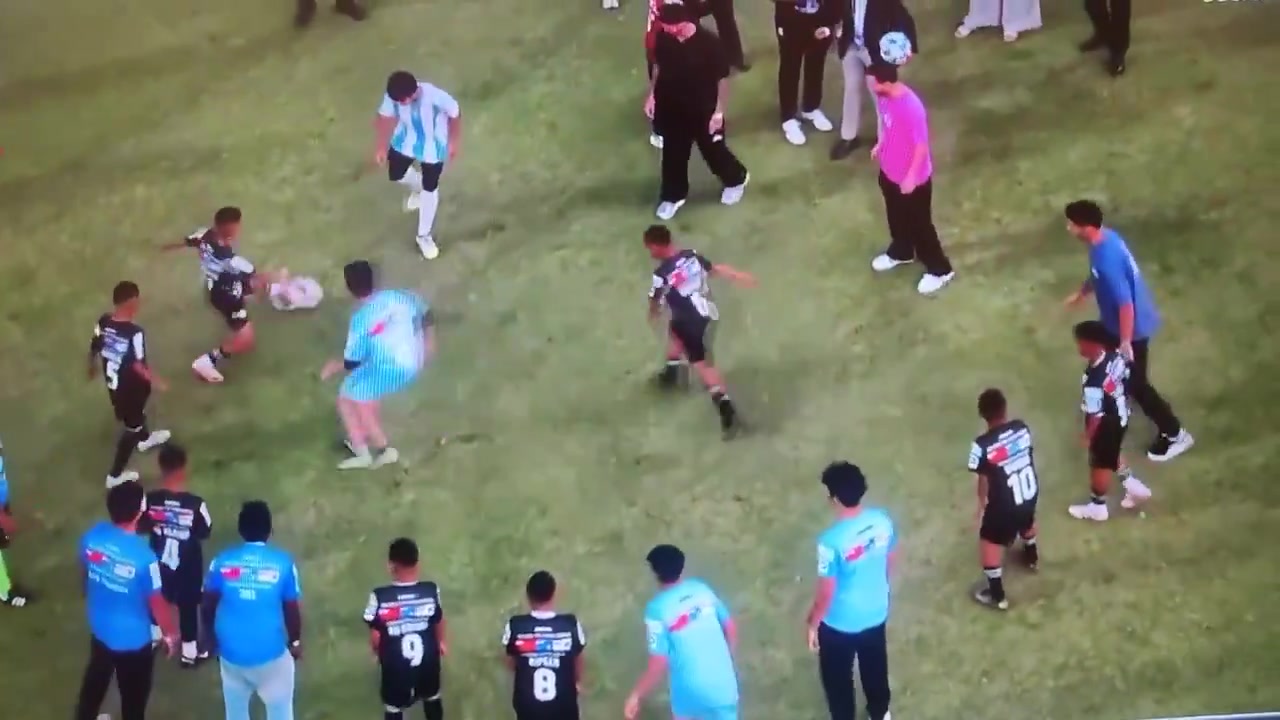 【梅西】小朋友们是想梅西在丢球后到中路抢球嘛差点给梅西乐坏了