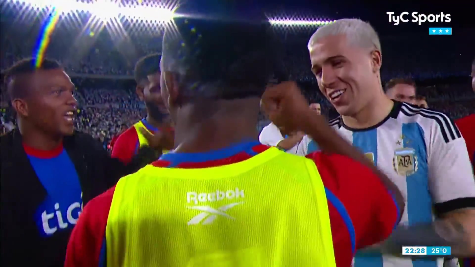 [英超]也是火起来了！名场面：三名巴拿马球员赛后争夺恩佐球衣