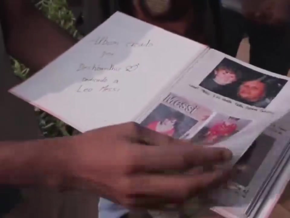 [视频]时间线完美！印度球迷展示记录梅西职业生涯的相册！