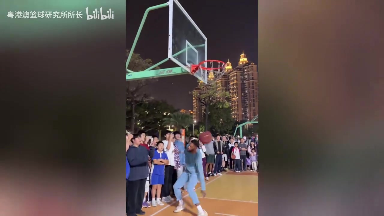 【推荐视频】这是40岁的弹跳?威姆斯和球迷一起打野球,扣篮三