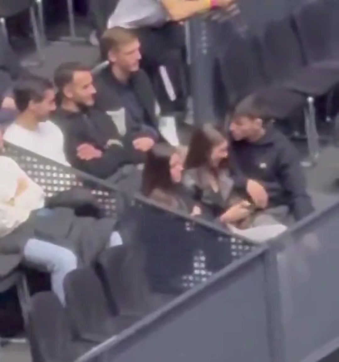 【花边】找女友了？佩德里和女伴看网球比赛