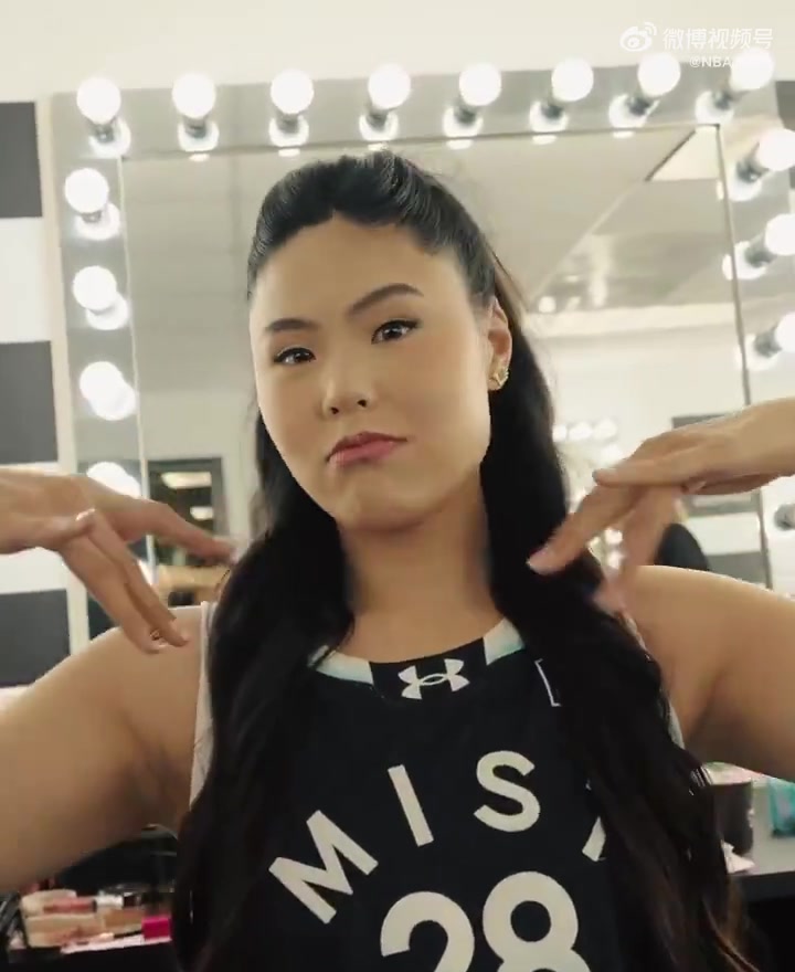 李月汝化了妆拍摄定妆照，也是美美的