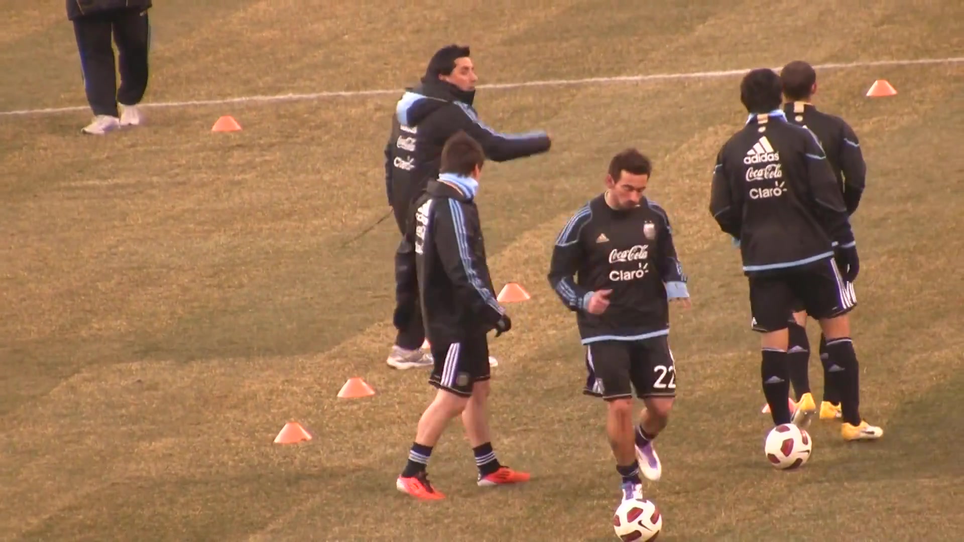 【阿根廷】当时腿上还没多少纹身!年轻梅西一次的热身训练! 【阿根廷】当时腿上还没多少纹身!年轻梅西一次的热身训练!