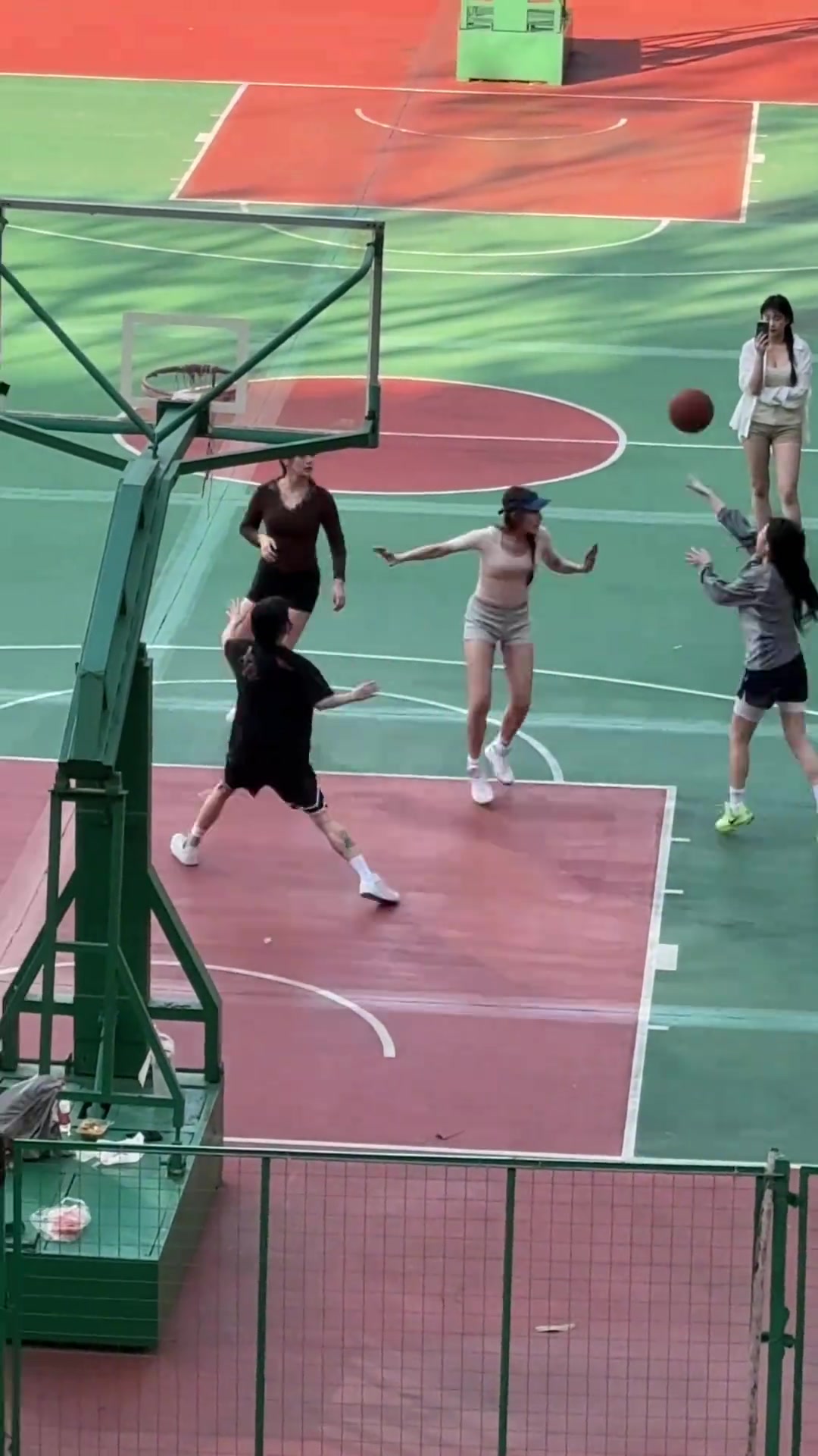 [值得一看]楼下有女生在打球...