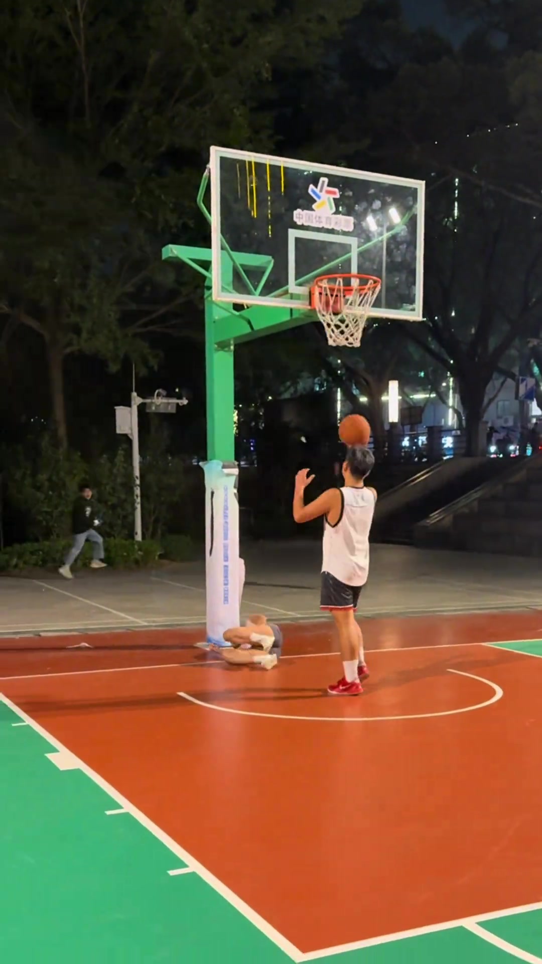 [今日焦点视频]怜香惜玉懂不懂？换我将对⚽她进行狄⭐龙式防守~