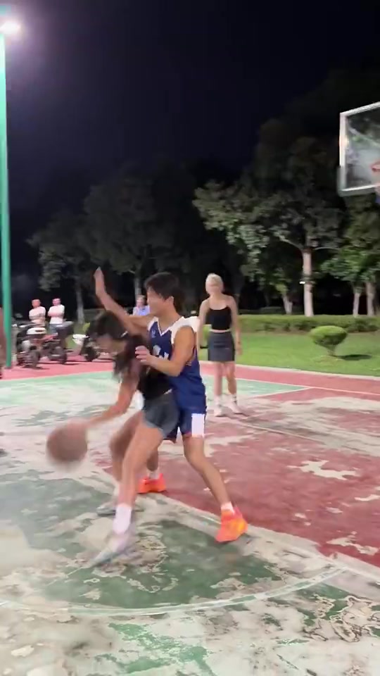 [NBA]在野球场对女生全力以赴地防守，才是最大的尊重