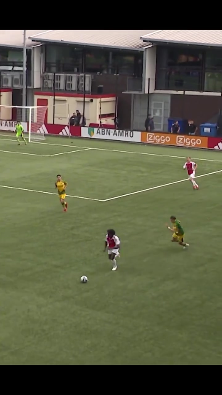 【体育头条】这个弧线真的太舒服了！停球和传球哪个操作更精彩？