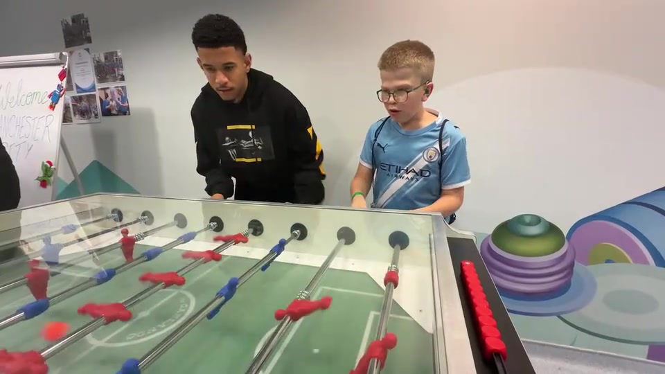 [足球]人文关怀！曼城球员圣诞活动看望儿童医院的孩子们！