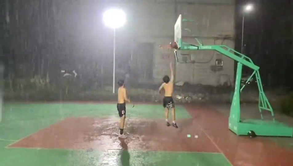 【值得一看】好家伙，这得多铁的兄弟啊，才会在下大雨时陪你单挑