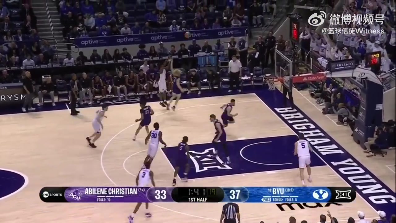 【体育头条】卧槽卧槽！迪班萨逆天单手炸裂补扣，底线美女球迷激动捂住嘴巴！