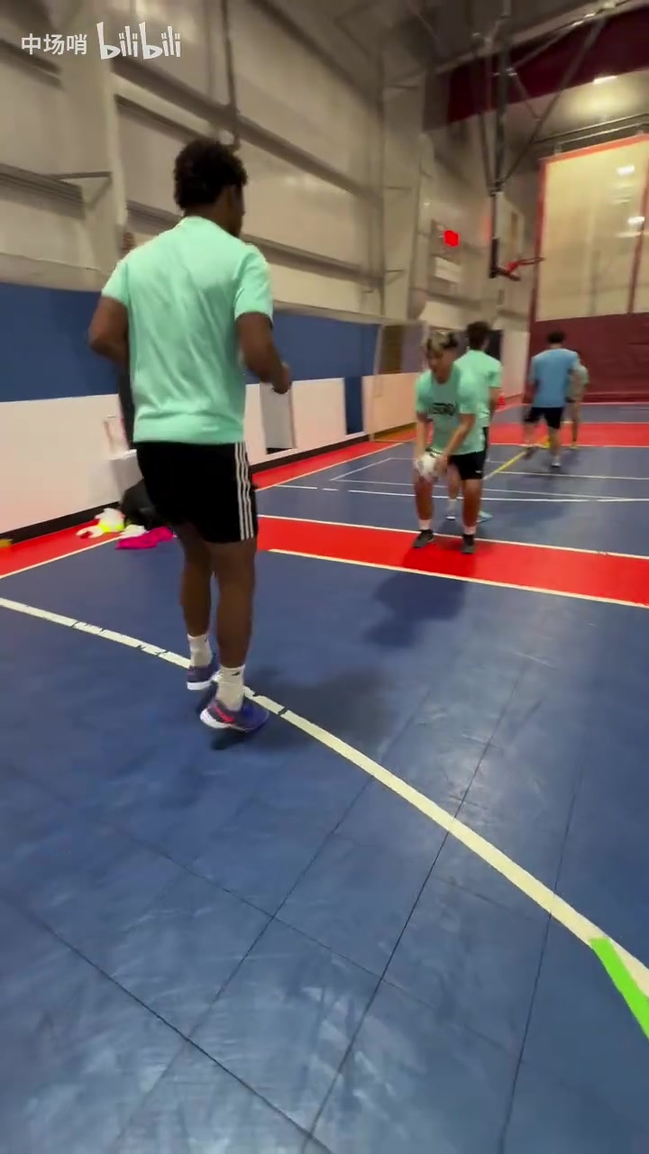 【你怎么看？】运动天赋是通用的？国外足球训练营晒布朗尼此前参