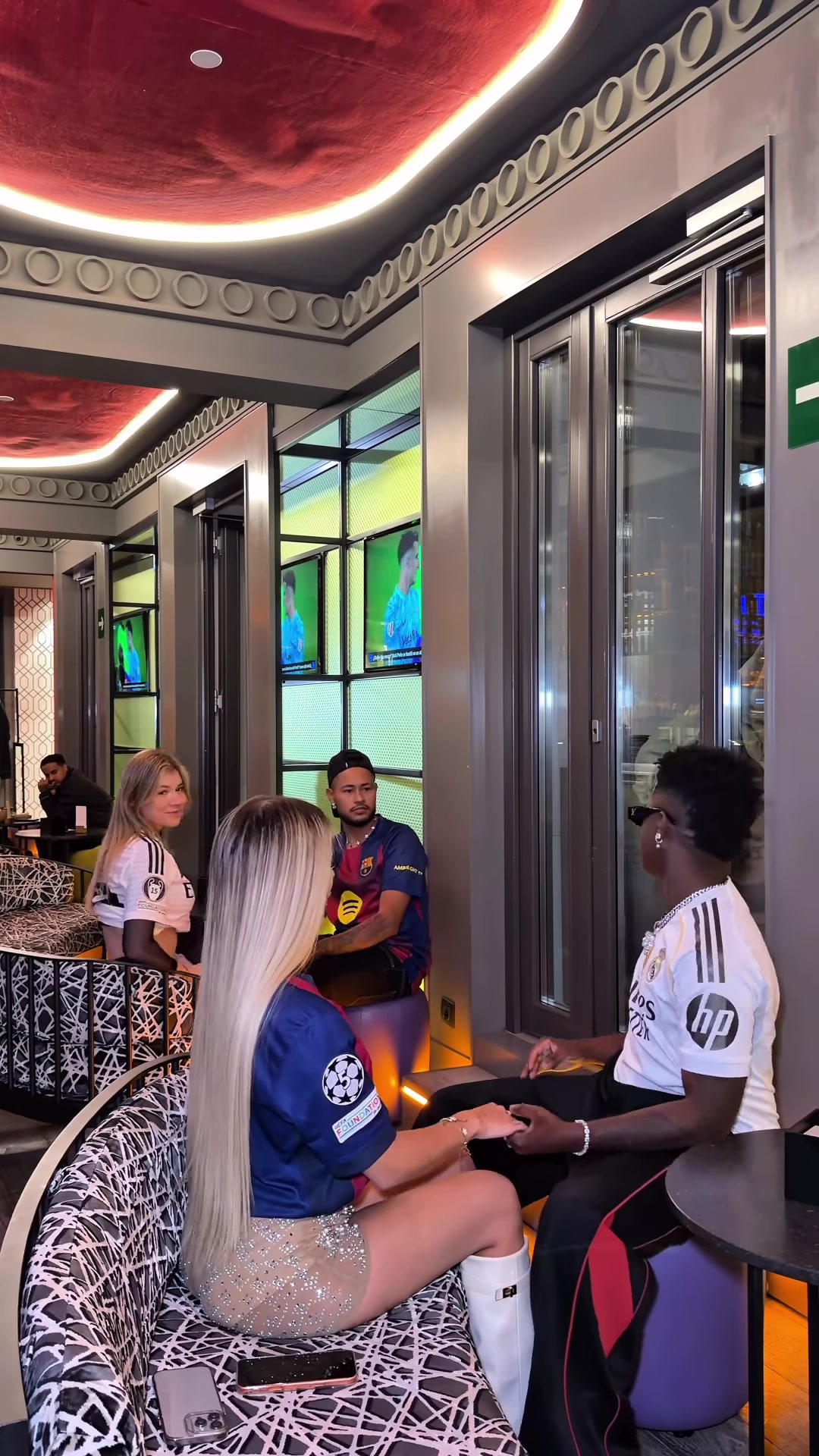 [體育視頻]“內馬爾”和“維尼修斯”互換女友？！遠處的那位朋友看傻了