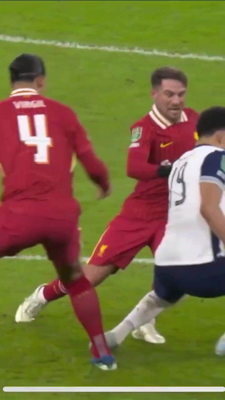 [你怎么看？]国外热刺球迷：当年范戴克踩踏索兰克小腿都没有吃