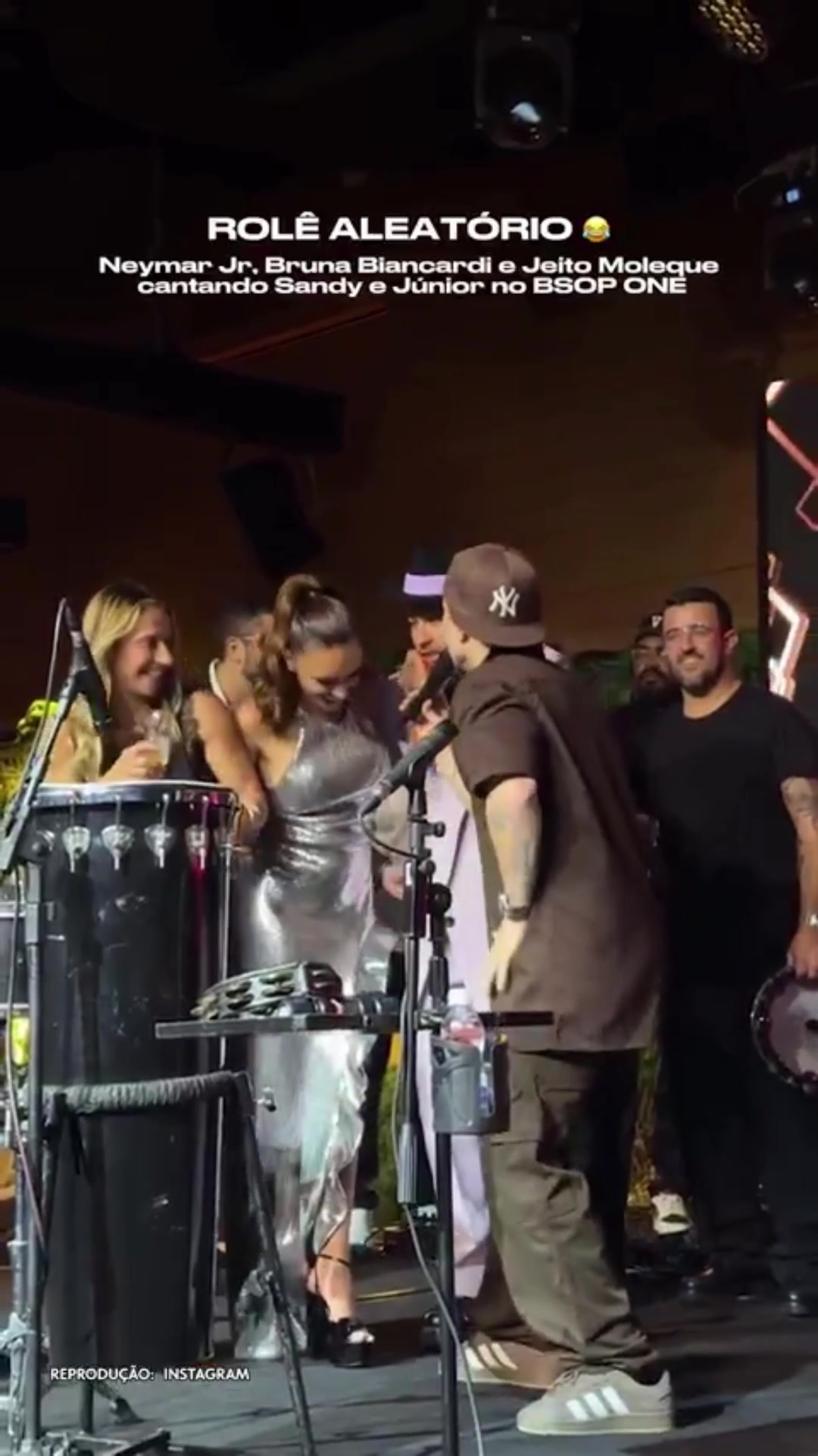 【球迷看点】这歌声打几分？内马尔带女友看演唱会顺带高歌一曲，