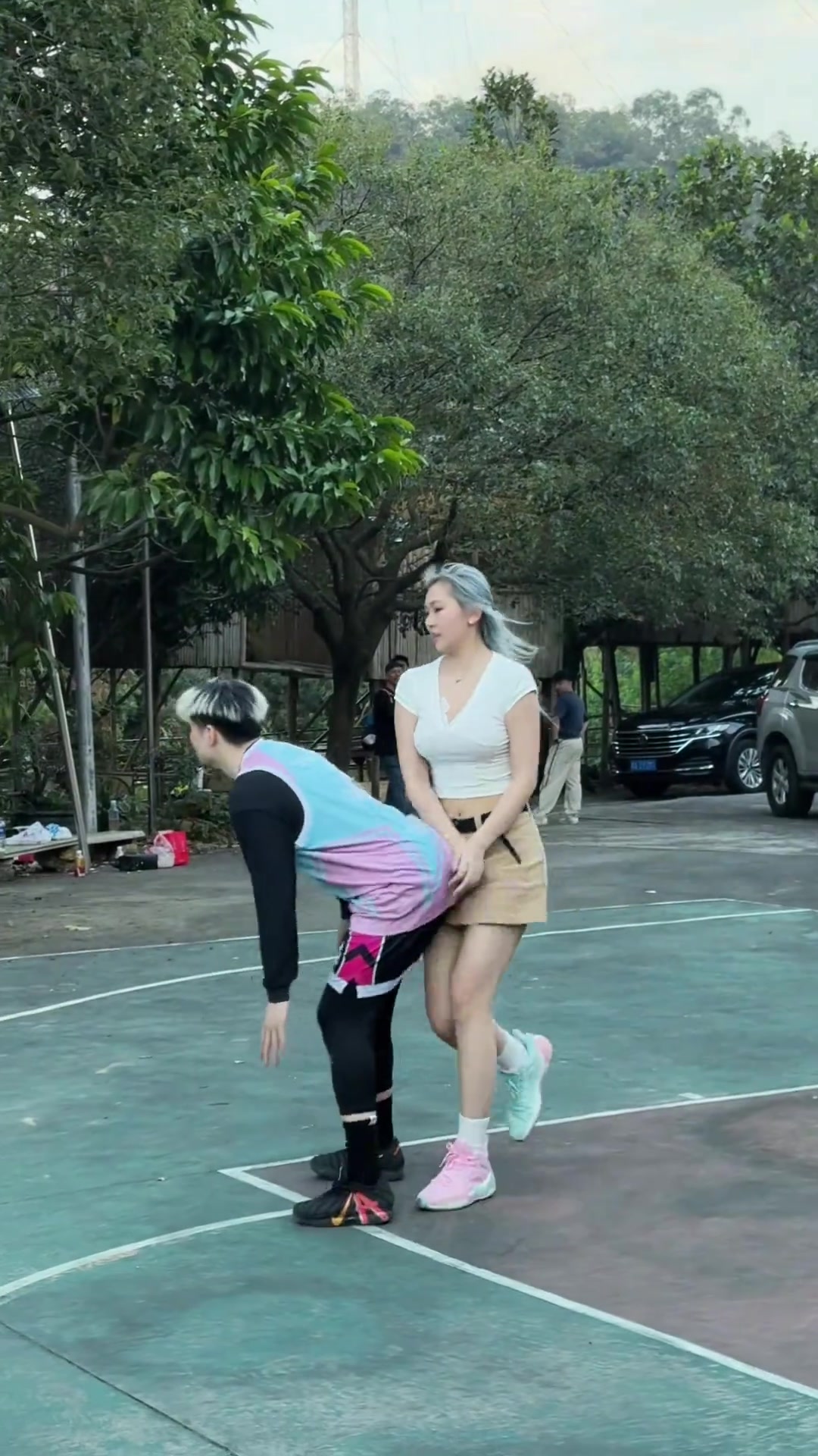 【球迷看点】最后一球疑似走步了！集梦篮球小姐姐和男生们打球看