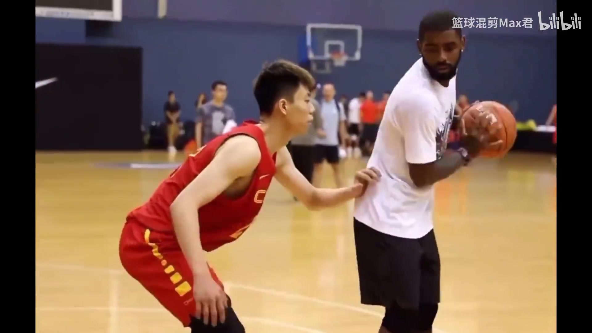 [体育头条]降维打击！名场面：欧文当年中国行轮流单挑国青队球员！