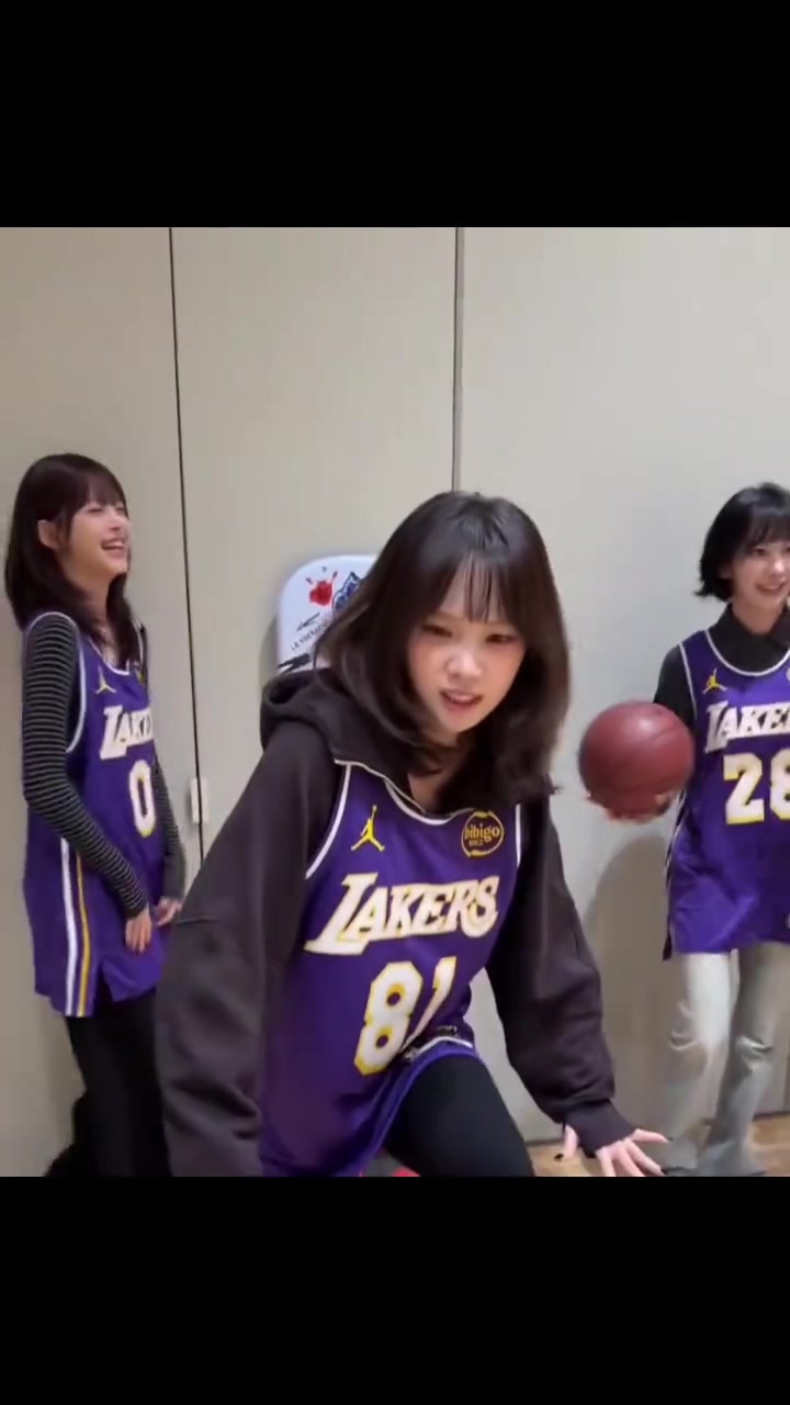 【视频/集锦】女团小姐姐们模仿湖人球员动作这个老詹的霸王步像