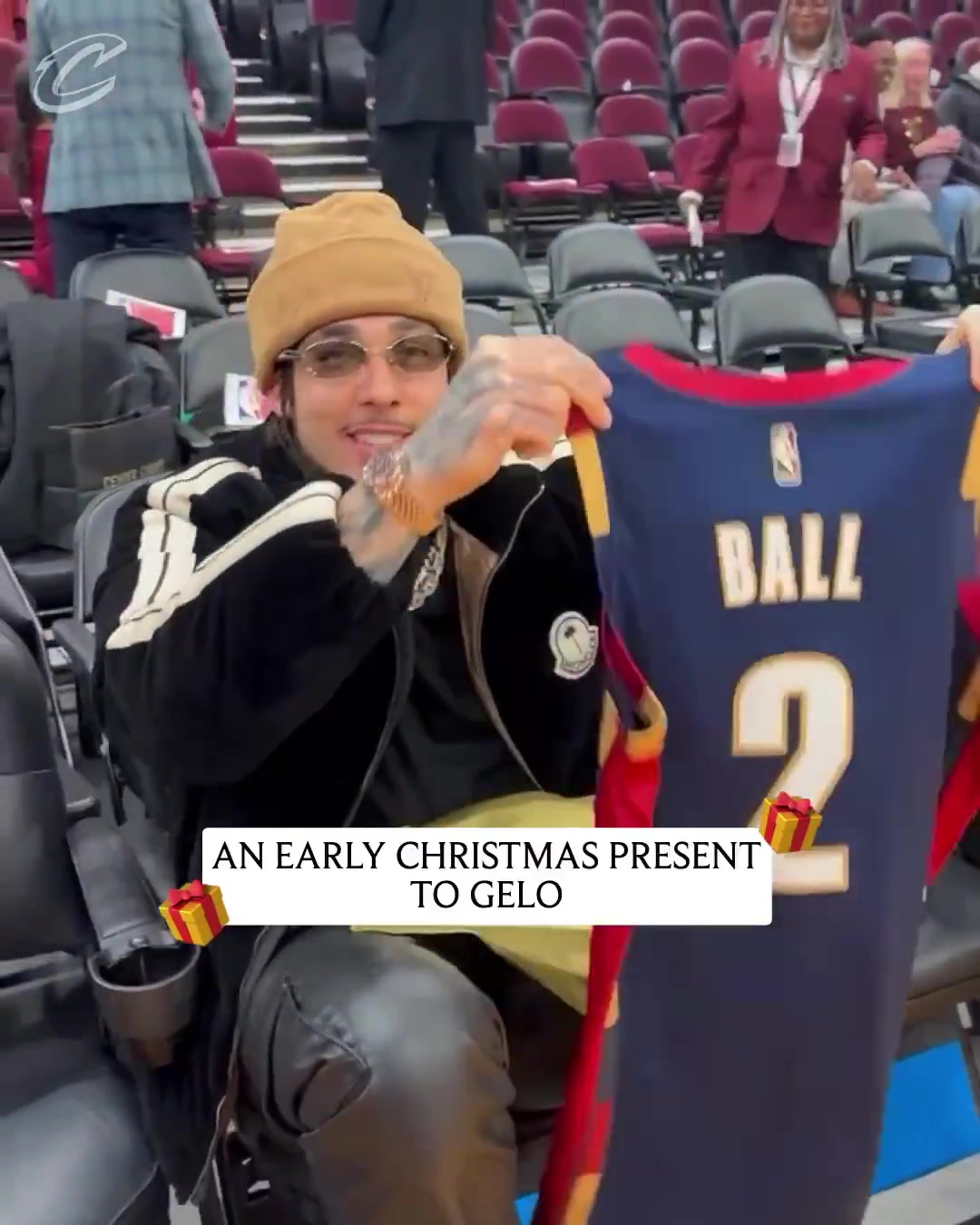 【精彩剪辑】现在当说唱歌手了二球现场观战骑士VS黄蜂，获赠哥哥的球衣