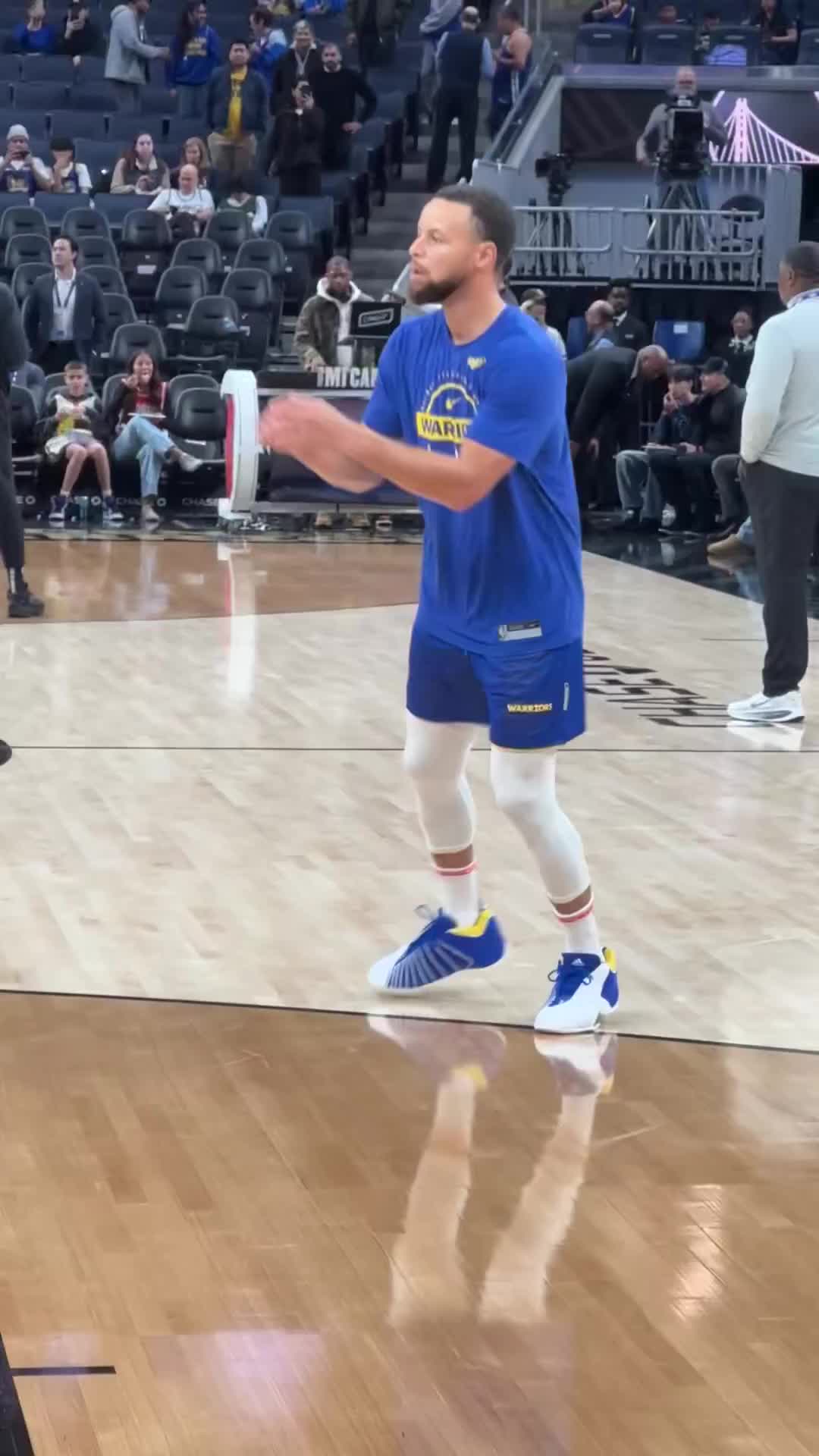 【麦迪】致敬经典库里今日赛前热身，上脚麦迪三代战靴~